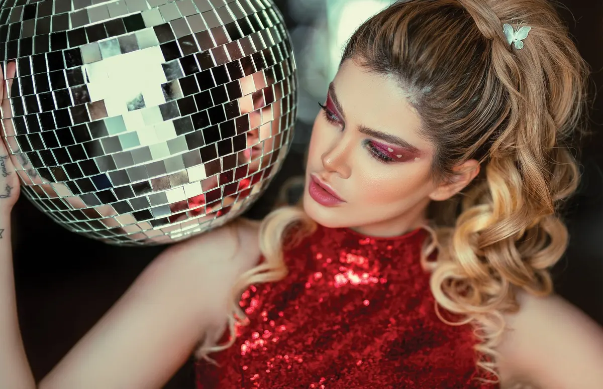 Holiday Party Makeup Checklist: Long-Lasting Glam Steps