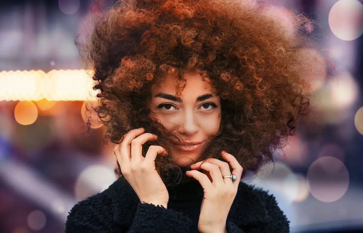 How to Tame Frizzy Hair in Humid Weather